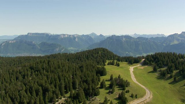 Survol d&eacute;couverte du lac d'Annecy par Le Semnoz, Saint-Jorioz et Massif des Aravis dans les Alpes en &eacute;t&eacute;