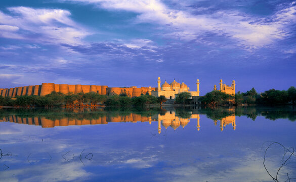 Drawar Fort.
Derawar Fort founded in the 9th century CE, and renovated in 1732 by Nawab Sadeq Mohammad Khan
