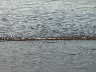 Petite vaguellette de bord de mer sous le soleil