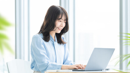 デスクワークをする女性・ビジネスウーマン