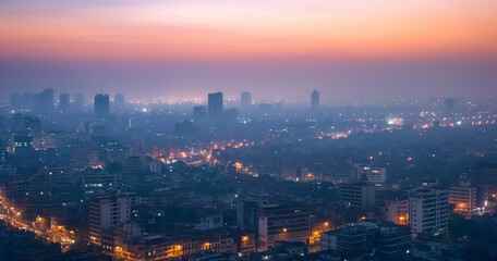 Obraz premium Twilight haze over Delhi's sprawling urban landscape.