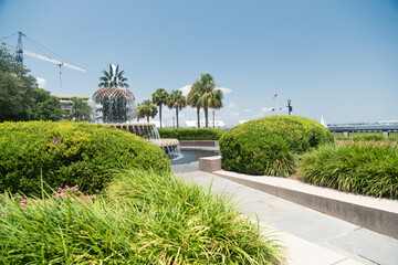 Obraz premium Waterfront fountain in the historical district of Charleston, SC.