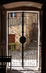 Grille en fer forgé sur pas de porte