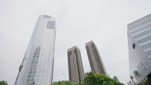 Edificios de Puerto Madero, Buenos Aires, Argentina. Rascacielos, arquitectura moderna, skyline urbano, ciudad, turismo, desarrollo inmobiliario.