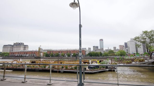 Edificios de Puerto Madero, Buenos Aires, Argentina. Rascacielos, arquitectura moderna, skyline urbano, ciudad, turismo, desarrollo inmobiliario.