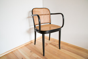 Italienischer Bugholz Armlehnstuhl, vintage aus den 50er Jahren, Rattangeflecht an Rückenlehne und Sitz