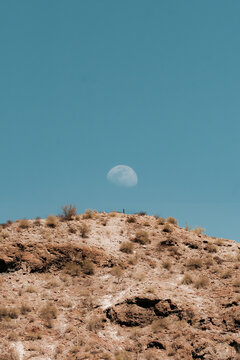 la luna y una monta&ntilde;a