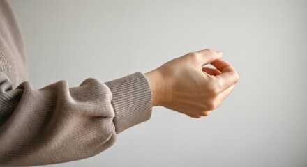 Obraz premium Close-up of hand making Italian gesture, neutral background
