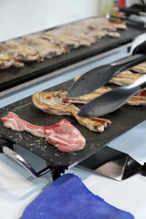 chuletas de cordero friéndose a la plancha de grill