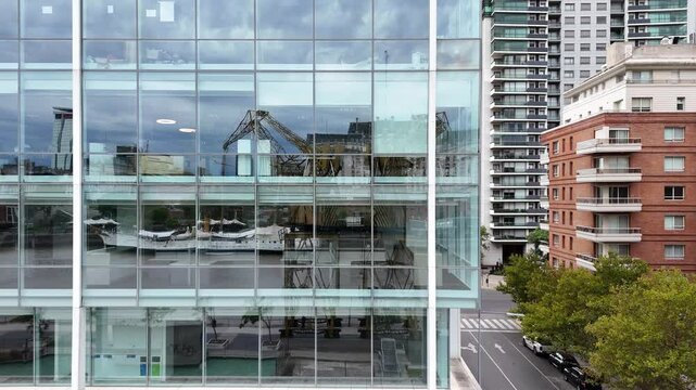 Ventanas vidriadas de edificios de oficinas en Puerto Madero, Buenos Aires, Argentina. Reflejos urbanos, arquitectura moderna, ciudad, turismo, negocios.
