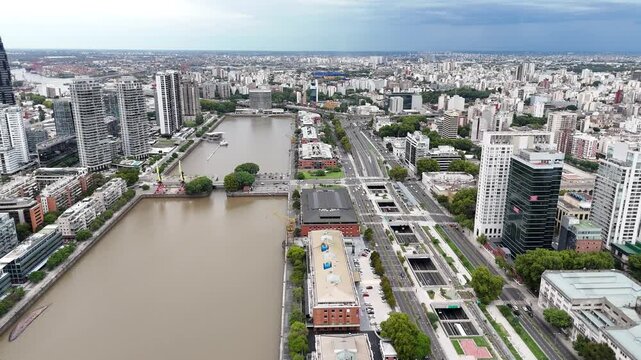 Vista a&eacute;rea de Puerto Madero, Buenos Aires, Argentina. Rascacielos, r&iacute;o y arquitectura moderna, paisaje urbano, turismo, ciudad, desarrollo.