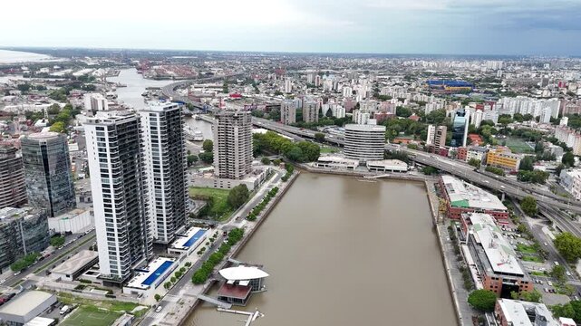 Vista a&eacute;rea de Puerto Madero, Buenos Aires, Argentina. Rascacielos, r&iacute;o y arquitectura moderna, paisaje urbano, turismo, ciudad, desarrollo.