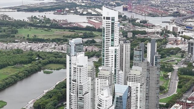 Torres y rascacielos de lujo en Puerto Madero, Buenos Aires, Argentina. Edificios de oficinas y residencias exclusivas, arquitectura moderna, ciudad, negocios, turismo.