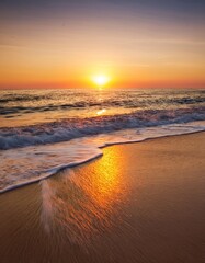  Un atardecer en la playa con olas suaves