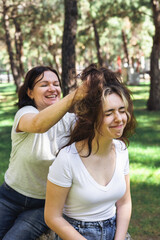 Obraz premium Laughter and joy during a carefree afternoon in the park with friends