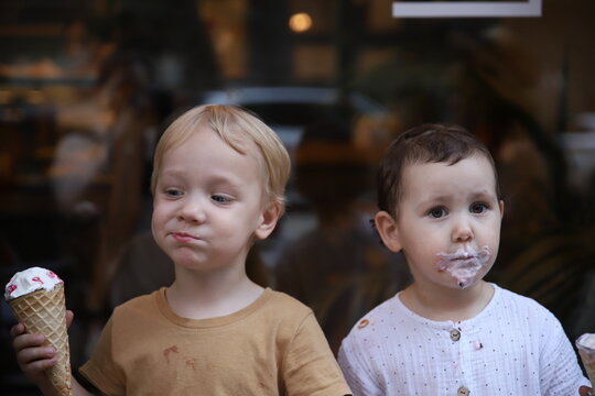 children eating ice cream