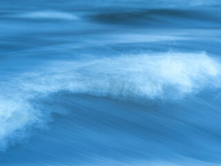 Olas en movimiento con efecto de desenfoque artístico