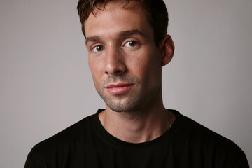 Obraz premium Handsome man wearing casual clothing posing over white background. Mental health.