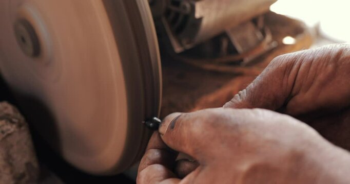A master craftsman meticulously crafts a rosary bead on a lathe. The moment when labor, patience and mastery come together, the finesse of the work is revealed.