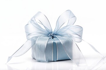Naklejka premium Gift bleu box with blue shiny satin bow and ribbon on white background
