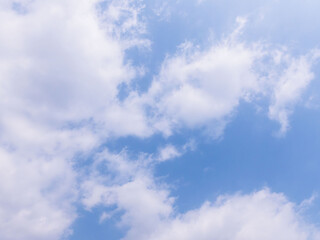 春の少し霞んだ青空と雲12