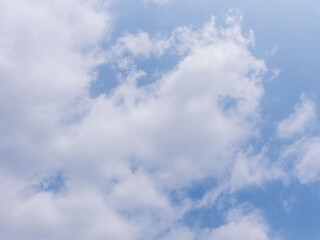 Fototapeta premium 春の雲が多い青空04