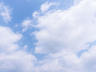 春の少し霞んだ青空と雲08
