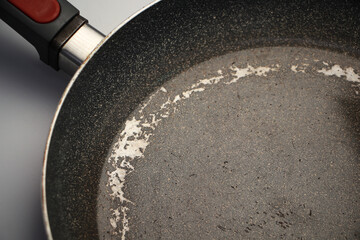 Abgenutzte Beschichtung einer Bratpfanne