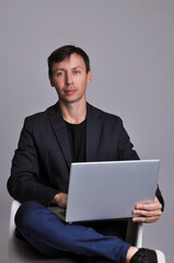 homem de negócios usando computador portatil 