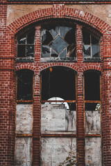 Haus in den Beelitz-Heilstätten, herbstliche Blätter