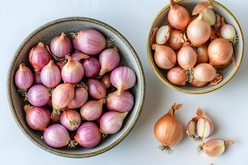 Obraz premium Fresh Red and Brown Shallot Bulbs in Bowls Overhead Shot