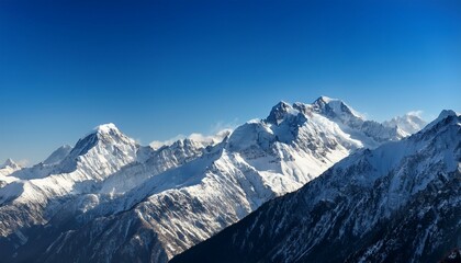 Obraz premium a mountain variety with snow on the peaks and a clear blue sky