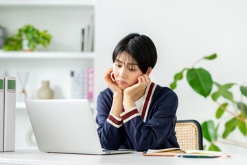 オフィスで働くデザイナーの若い女性
