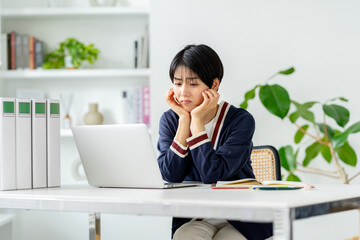 オフィスで働くデザイナーの若い女性