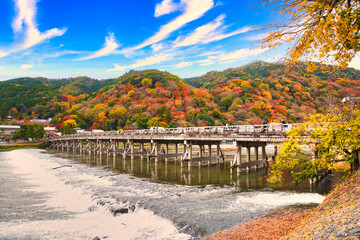 秋の美しい紅葉風景・京都イメージ