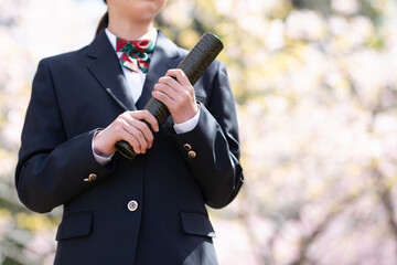 卒業証書を持った制服を着た女子生徒