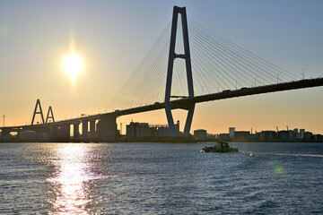 朝日に包まれた名港トリトン
