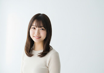 明るく微笑む20代の女性