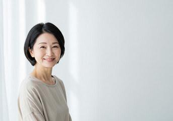上品に微笑む大人の女性
