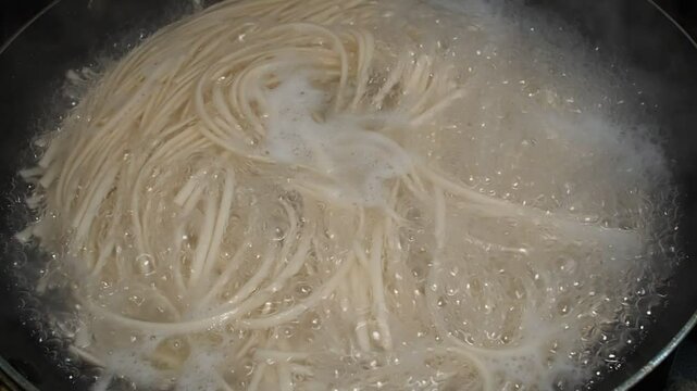たっぷりのお湯でうどんを湯がく