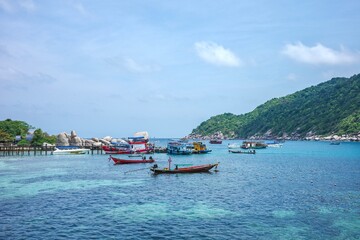 Fototapeta premium The beautiful landscape with clear water of pier in Koh Nang Yuan where travelers came to chill, visit viewpoint, and snorkeling. One of the most favorite tourist destination from Koh Tao, Thailand