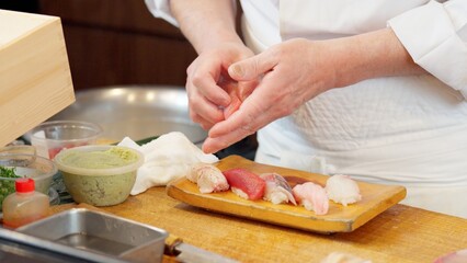 寿司を握る料理人の手元