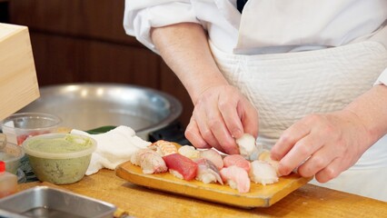 寿司を握る料理人の手元