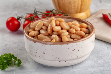 Canned white beans in the bowl