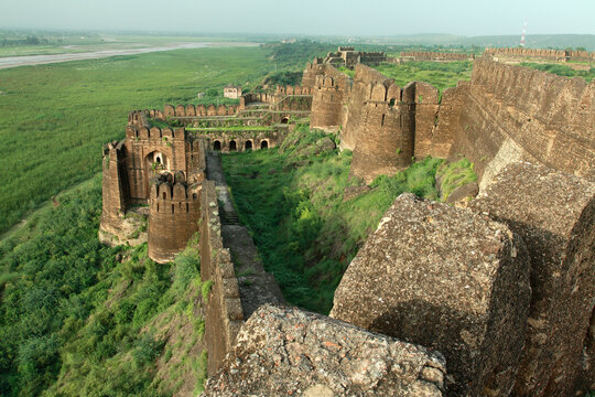 Rohtas Fort.
Rohtas Fort is a 16th-century citadel located near the city of Dina in the Jhelum district of Punjab, Pakistan. Commissioned by Sur Emperor Sher Shah Suri