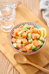 サーモンとアボカドのポキ丼