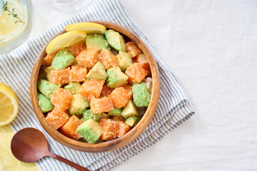 サーモンとアボカドのポキ丼