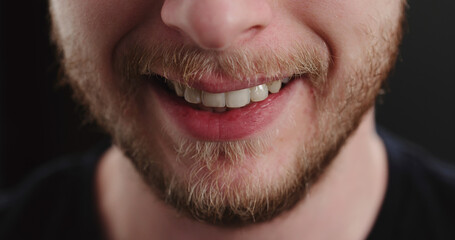 Obraz premium closeup shot of bearded man mouth smile