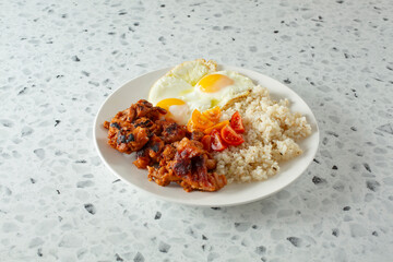 A view of a chicken tocino breakfast plate.