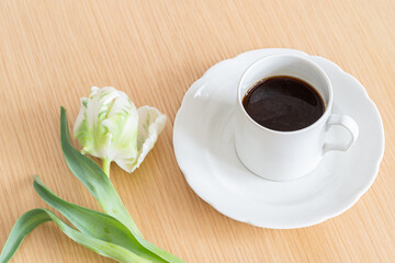 コーヒー,白いクラシカルな食器,チューリップ